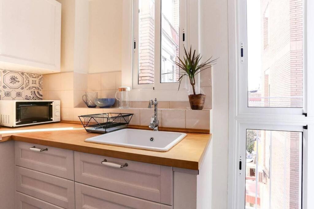 Kuchyňa alebo kuchynka v ubytovaní Stylish 2 Bdr In Trendy Gracia