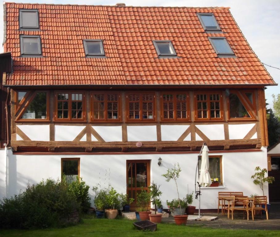 RüdershausenにあるRhumeblumeのオレンジ色の屋根の白い家