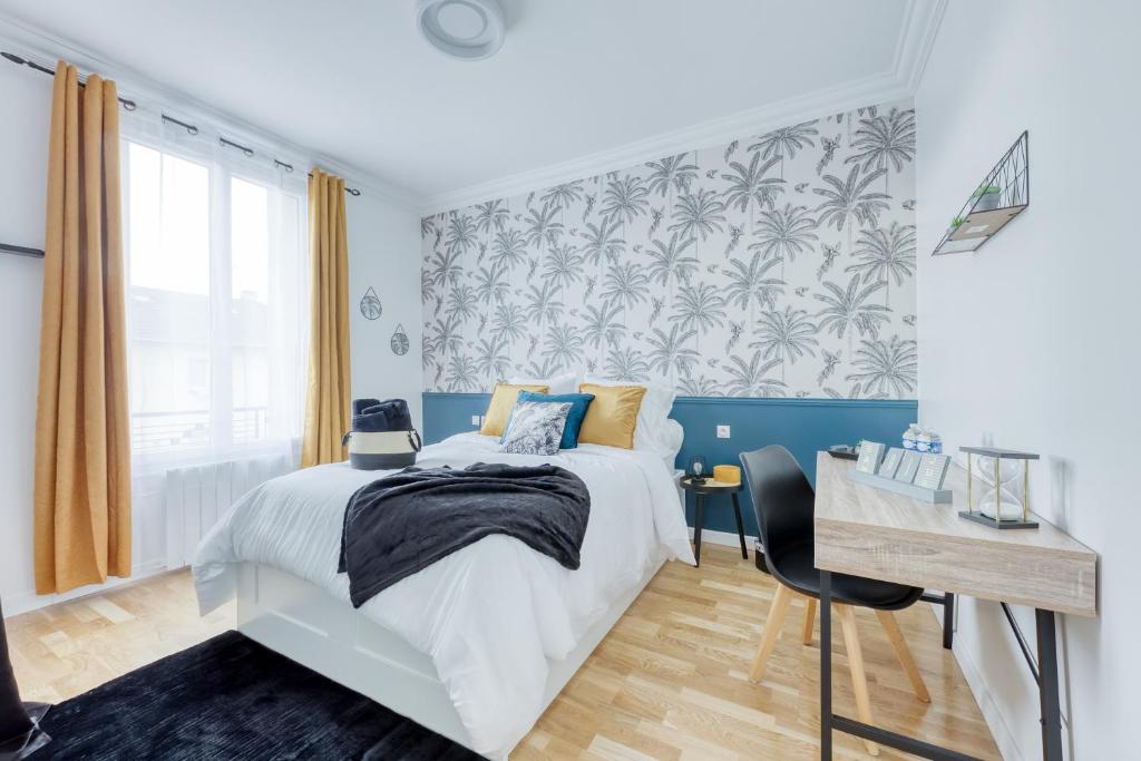 a bedroom with a bed and a desk and a window at Maison 8 personnes - Parking - Métro 7 et Rer B à 6 minutes in La Courneuve