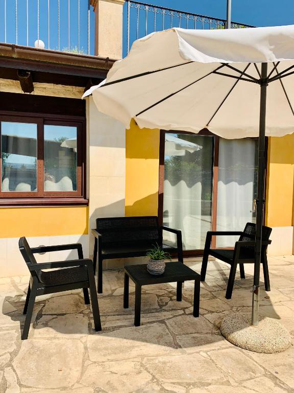 A patio or other outdoor area at Il Calesse - Noto