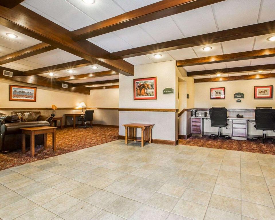 Posezení v ubytování Clarion Inn & Suites at the Outlets of Lake George