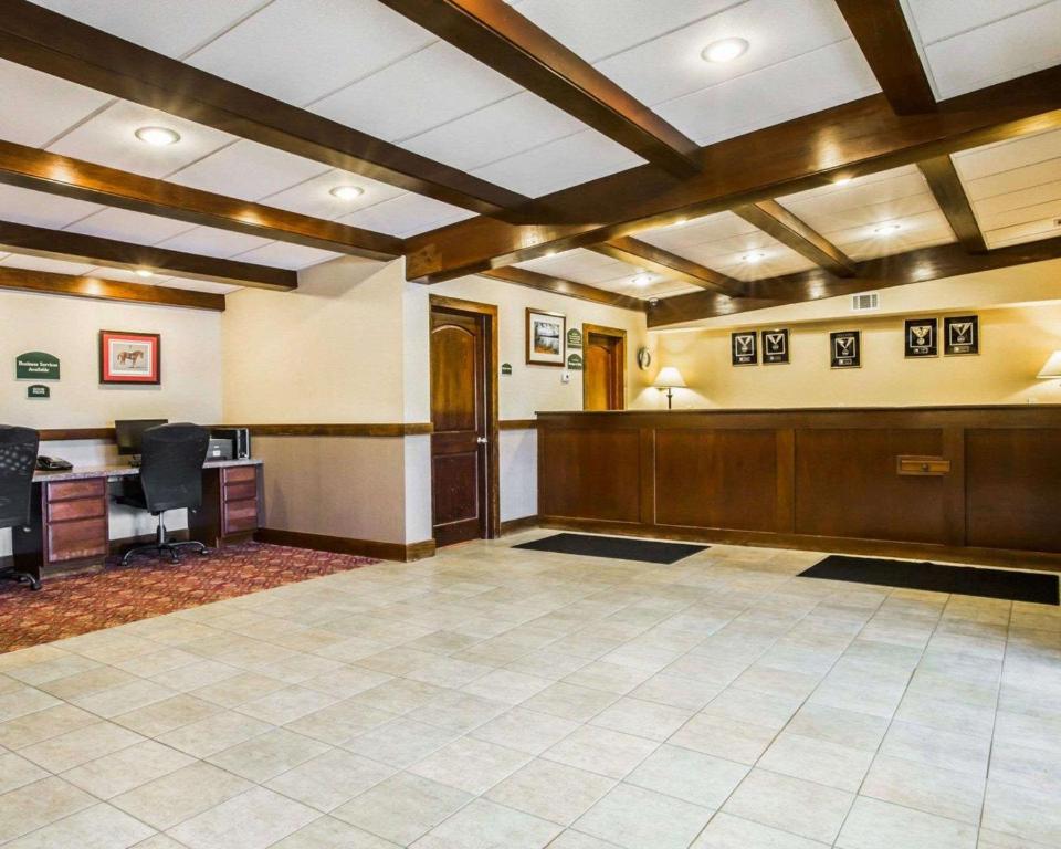 Vstupní hala nebo recepce v ubytování Clarion Inn & Suites at the Outlets of Lake George