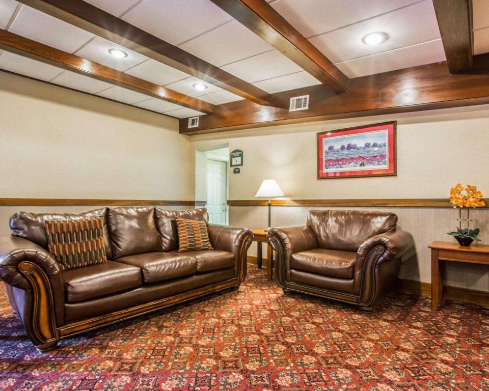 Posezení v ubytování Clarion Inn & Suites at the Outlets of Lake George