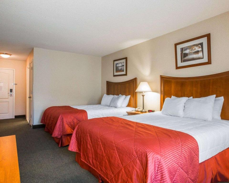 Postel nebo postele na pokoji v ubytování Clarion Inn & Suites at the Outlets of Lake George