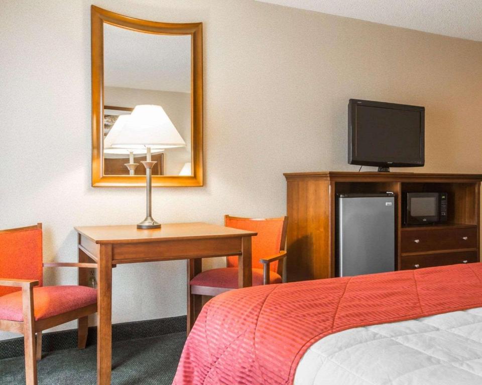 Postel nebo postele na pokoji v ubytování Clarion Inn & Suites at the Outlets of Lake George