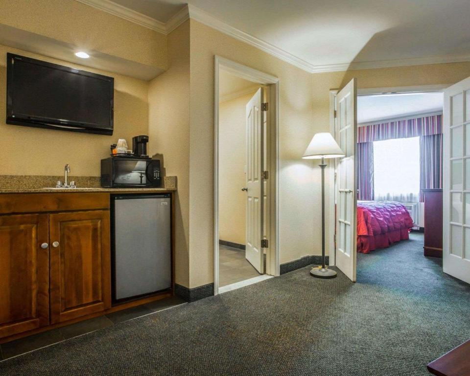 Kuchyň nebo kuchyňský kout v ubytování Clarion Inn & Suites at the Outlets of Lake George