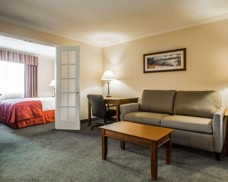 Posezení v ubytování Clarion Inn & Suites at the Outlets of Lake George