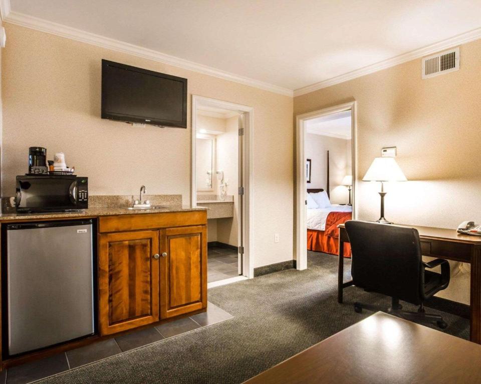 Kuchyň nebo kuchyňský kout v ubytování Clarion Inn & Suites at the Outlets of Lake George