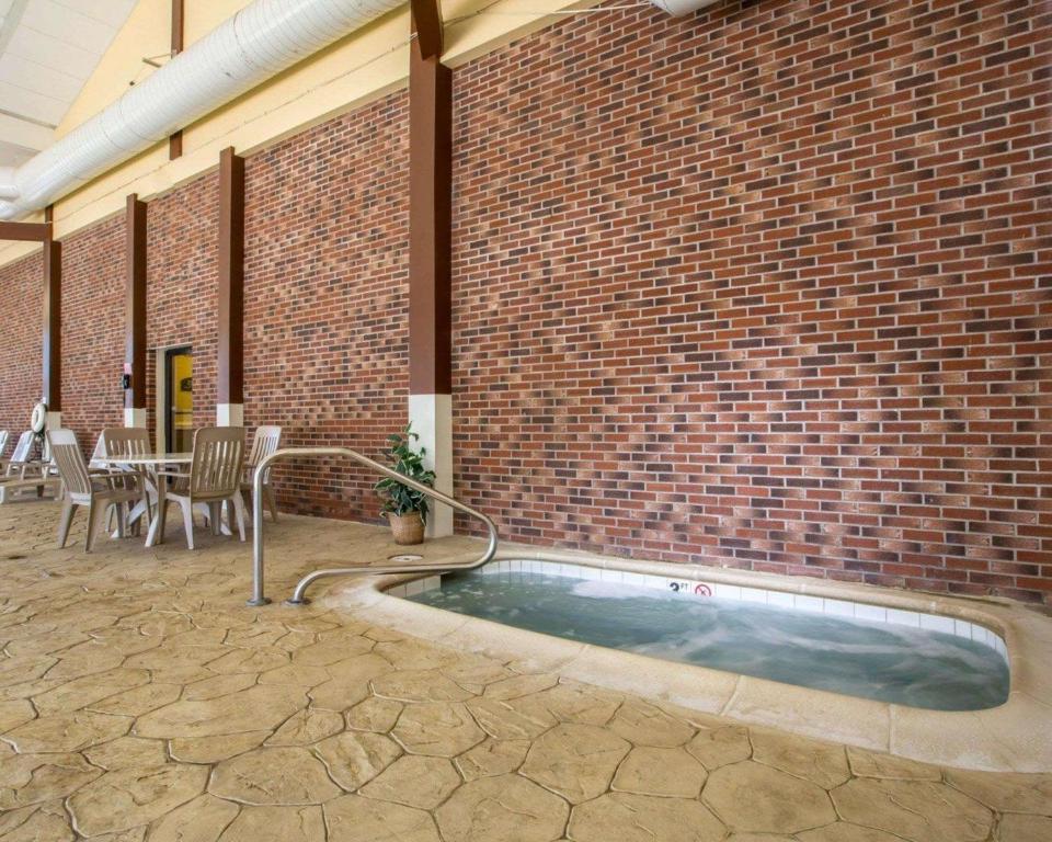 Bazén v ubytování Clarion Inn & Suites at the Outlets of Lake George nebo v jeho okolí