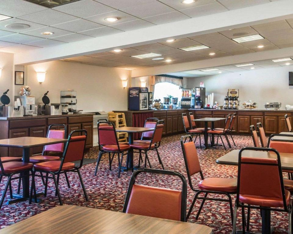 Restaurace v ubytování Clarion Inn & Suites at the Outlets of Lake George
