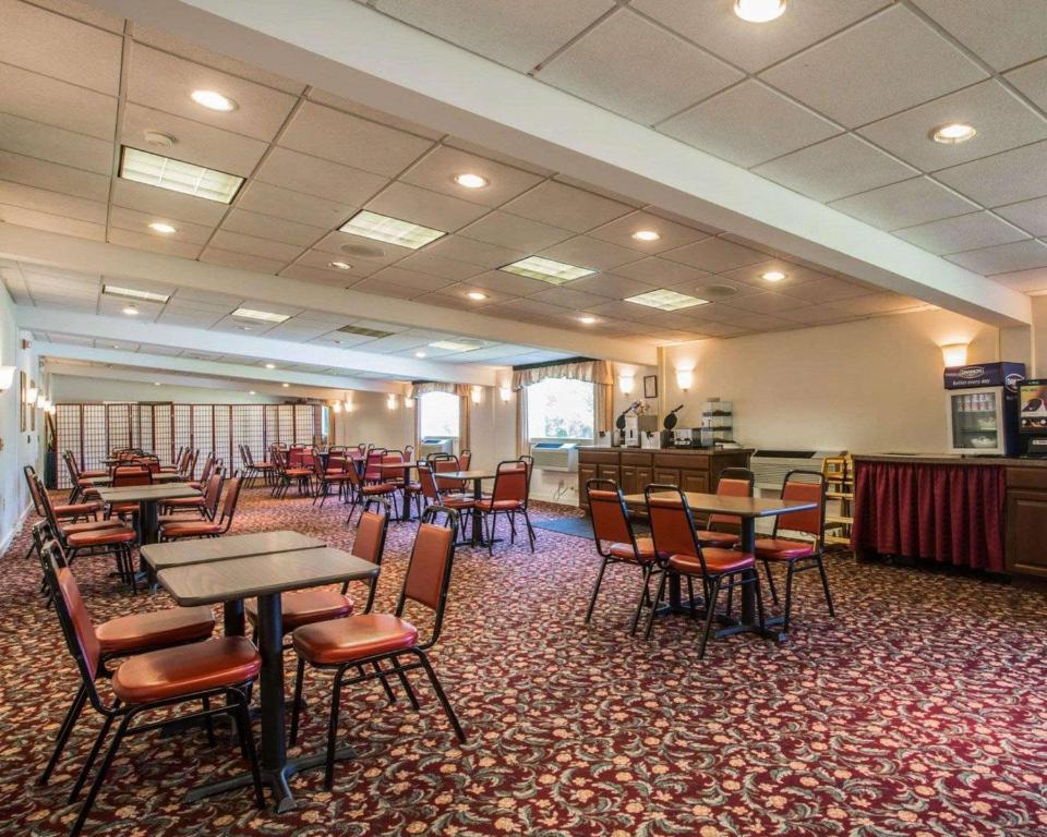 Restaurace v ubytování Clarion Inn & Suites at the Outlets of Lake George