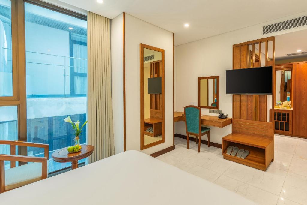 TV a/nebo společenská místnost v ubytování Mandila Beach Hotel Danang