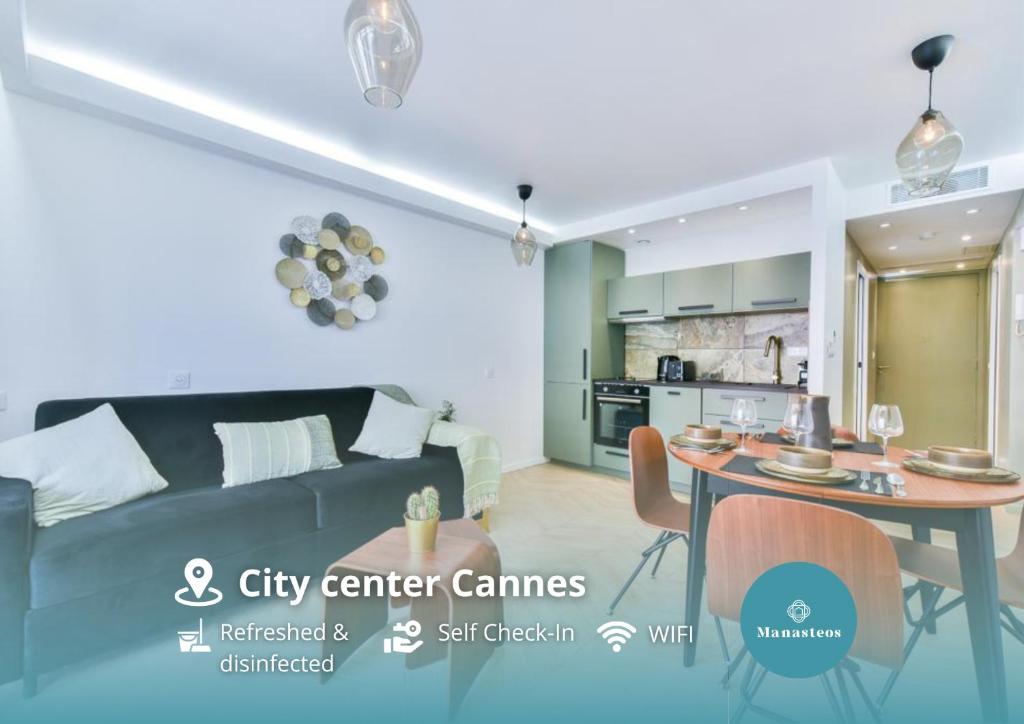 un salon avec un canapé et une table dans l'établissement Hypercentre - 5mn croisette - Palais - Plage - CF, à Cannes