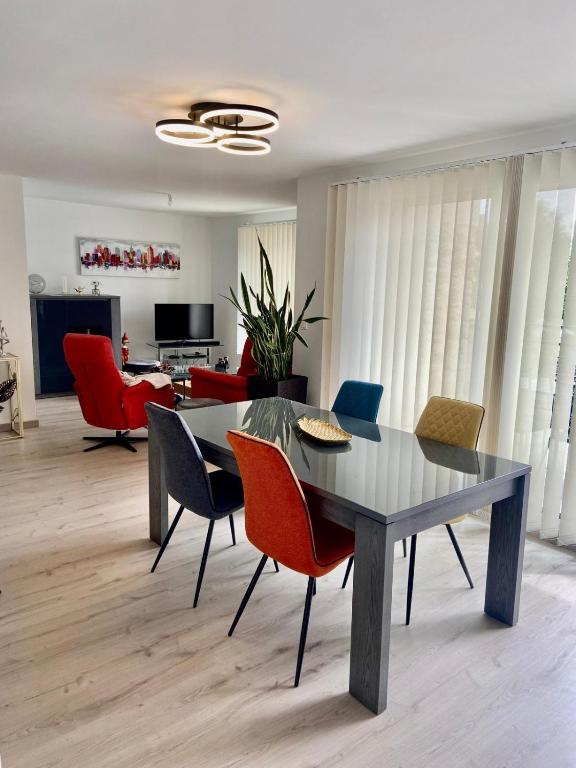 - un salon avec une table à manger et des chaises dans l'établissement Taylor - 2 pers - Appartement Dinan, à Dinan