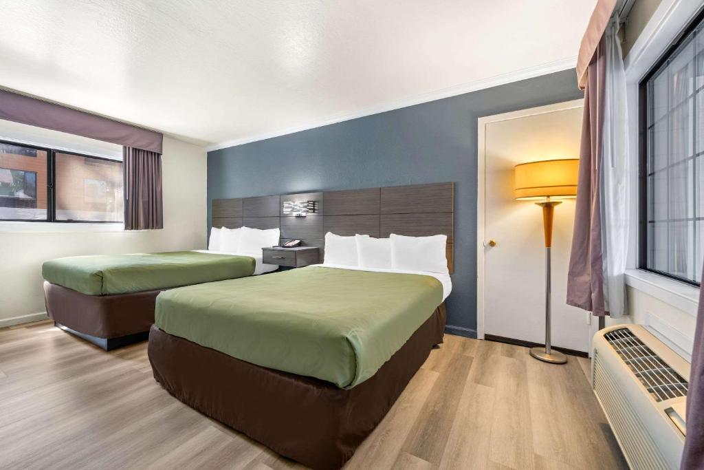 Postel nebo postele na pokoji v ubytování Econo Lodge Inn & Suites Heavenly Village Area
