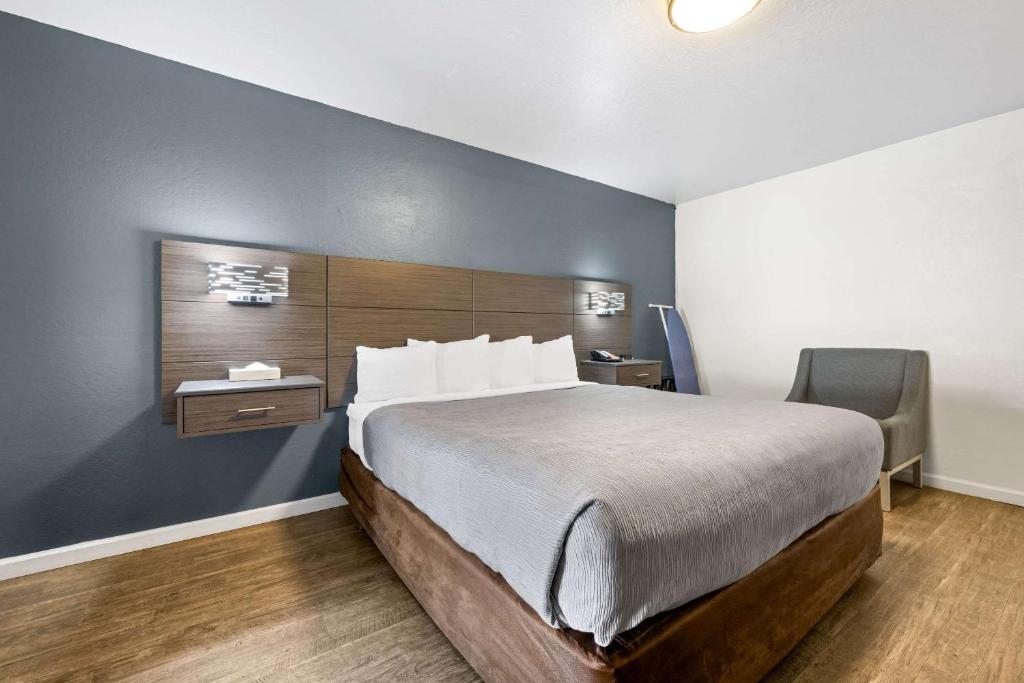 Postel nebo postele na pokoji v ubytování Econo Lodge Inn & Suites Heavenly Village Area