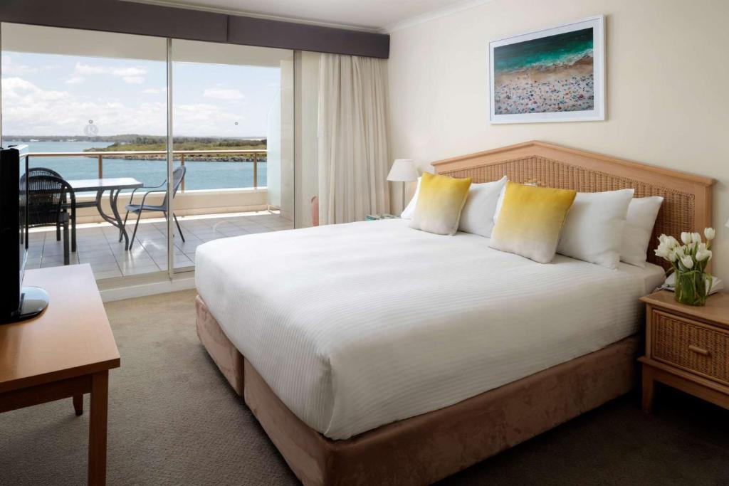 Cama o camas de una habitación en Rydges Hotel Port Macquarie