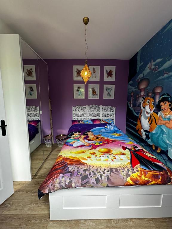 En eller flere senge i et værelse på Maison décoration Disney à 10 min du Parc