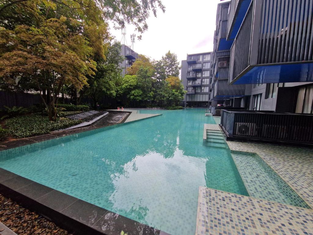 パトンビーチにあるThe Deck Condo Patong 7th Fl Mountain View 2の建物の真ん中にあるプール