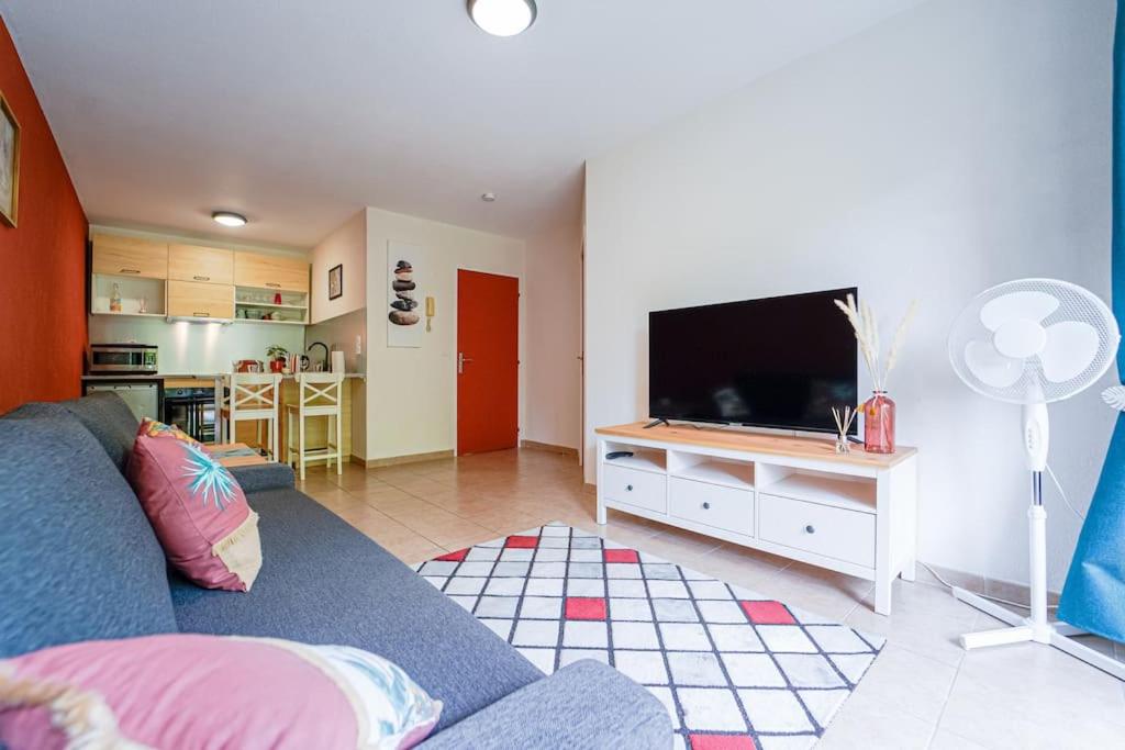 ein Wohnzimmer mit Sofa und Flachbildfernseher in der Unterkunft Montevrain disney 10mn Parking privé in Montévrain