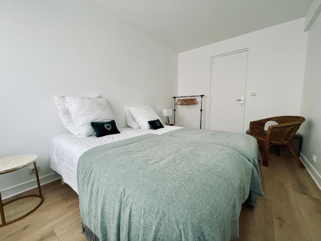 une chambre avec un grand lit avec une couverture verte dans l'établissement 3 Pieces Convention Avec Piscine, à Paris