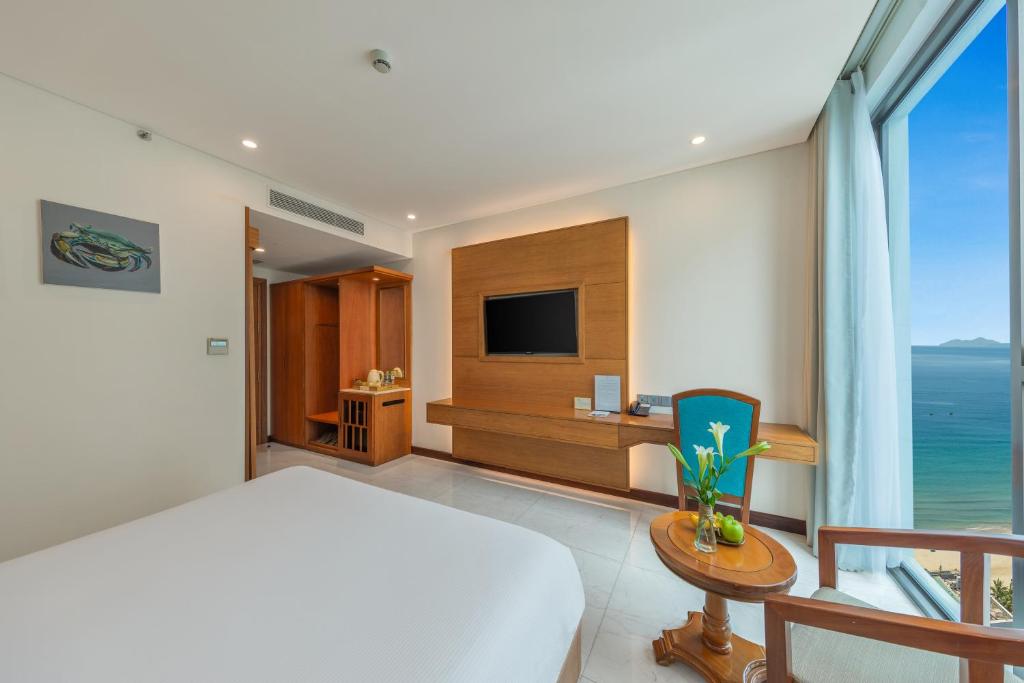 TV a/nebo společenská místnost v ubytování Mandila Beach Hotel Danang