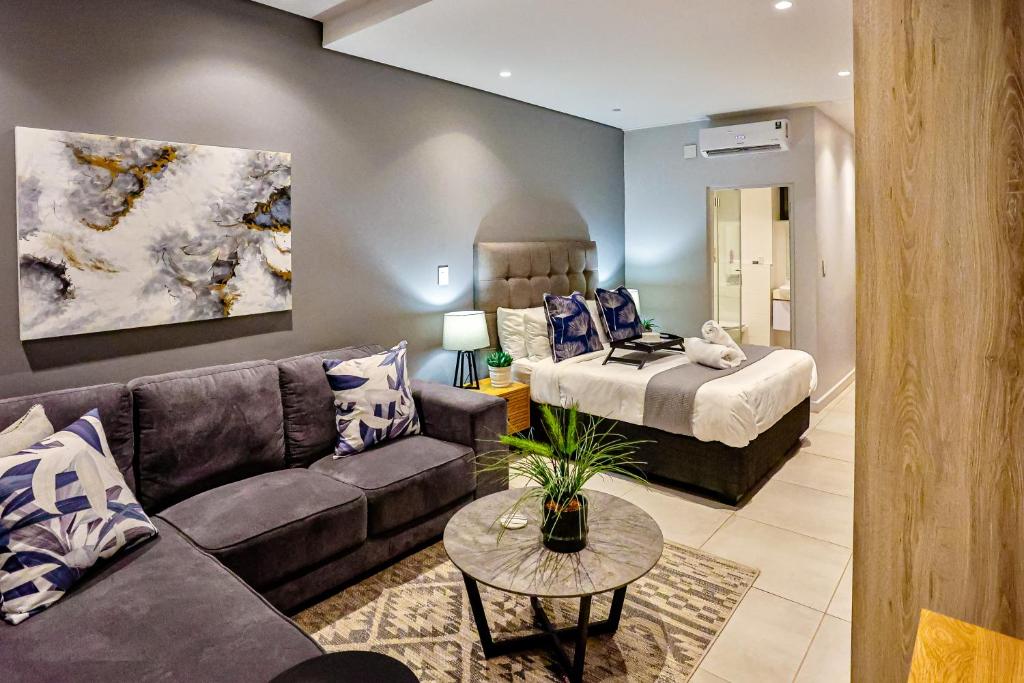 un salon avec un canapé et un lit dans l'établissement Tranquility meets serenity, à Ballito
