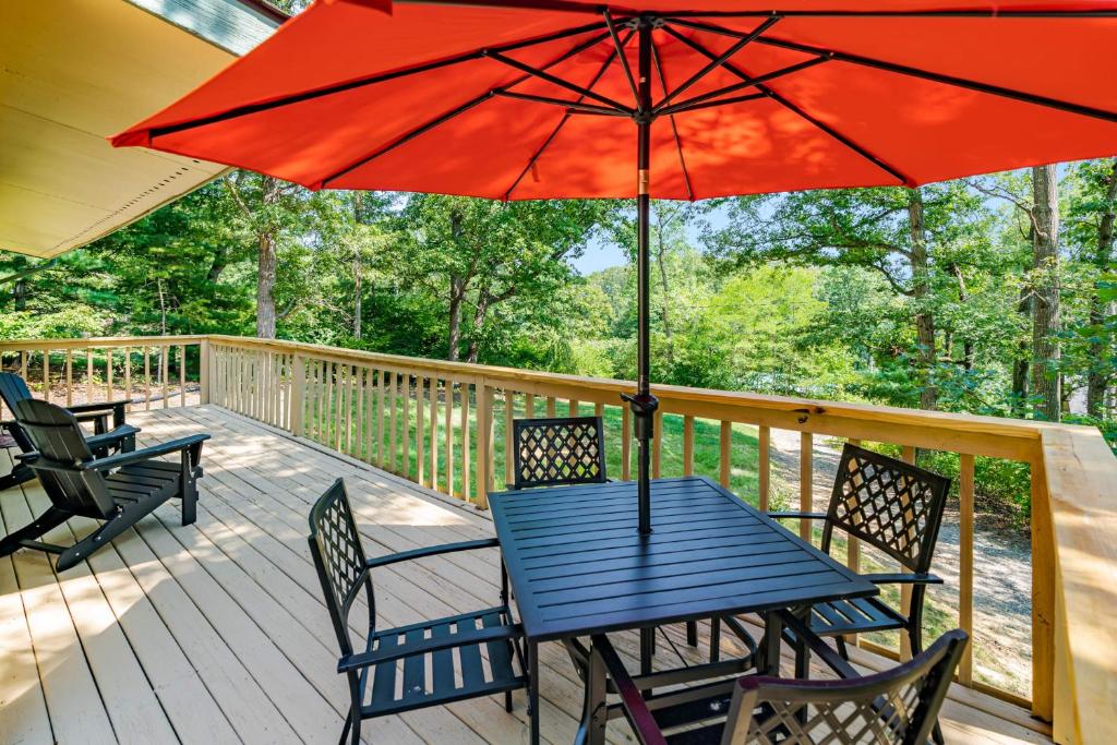 River Access Cabin w Hot Tub, Deck, Grill, & Wifi photo