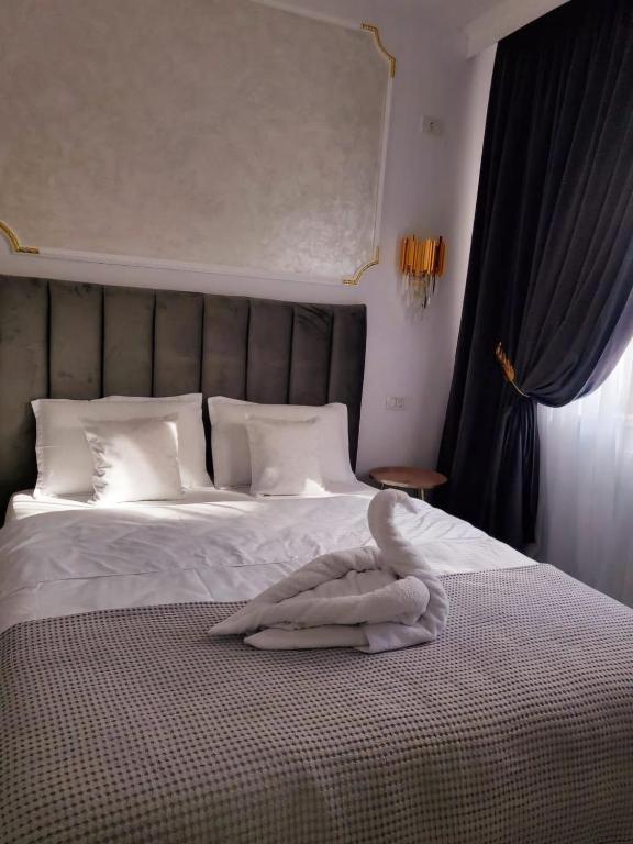 a blanket laying on a bed in a bedroom at Lemon Breeze in Constanţa