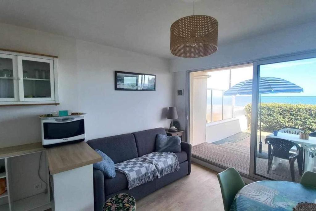 TV a/nebo společenská místnost v ubytování Appartement vue belle iles résidence clipper