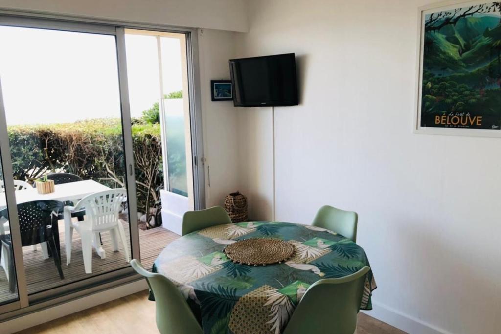 TV a/nebo společenská místnost v ubytování Appartement vue belle iles résidence clipper