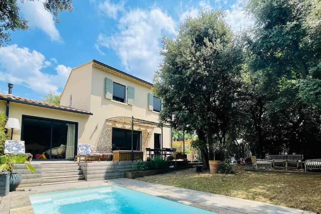 une maison avec une piscine devant dans l'établissement Villa 3 chambres Piscine Jardin à 15m d'Aix-en-Provence, à Venelles