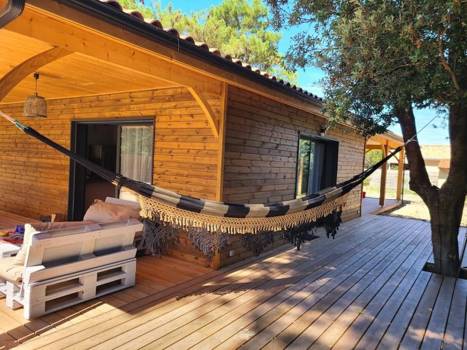 un hamac sur le porche d'une maison dans l'établissement Monta Casa, à Vendays-Montalivet