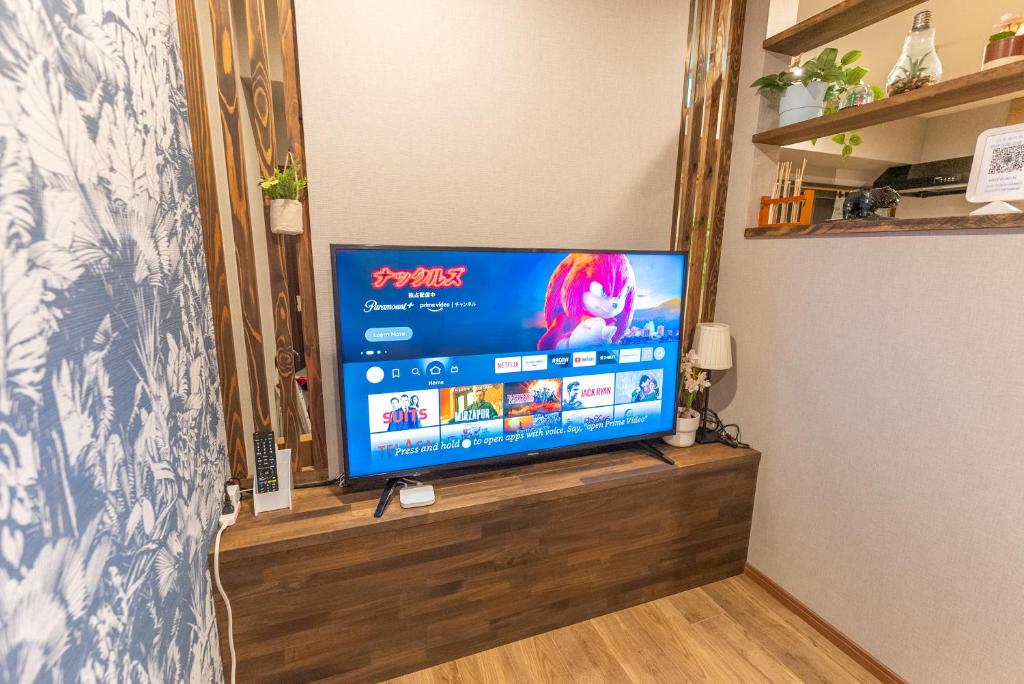 Guest House Kubo Homes Tengachaya 1的电视和/或娱乐中心