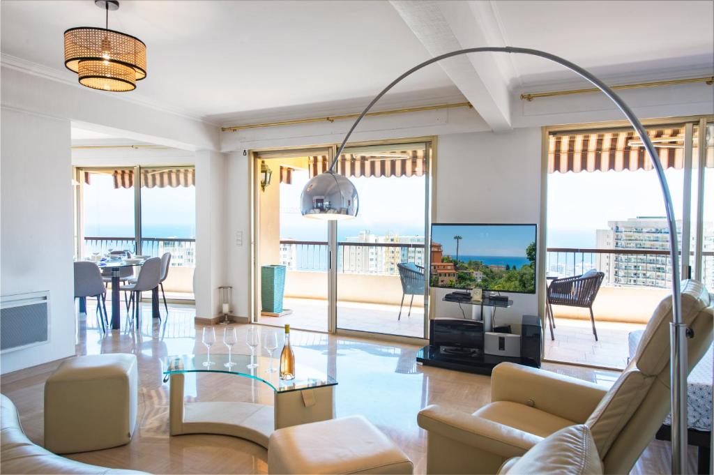 un salon avec vue sur l'océan dans l'établissement MONTEVERDI - Appartement 150 m2 - Frontière Monaco - Parking, à Beausoleil