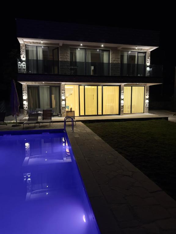 Bazén v ubytování Villa LuceSole Budva nebo v jeho okolí
