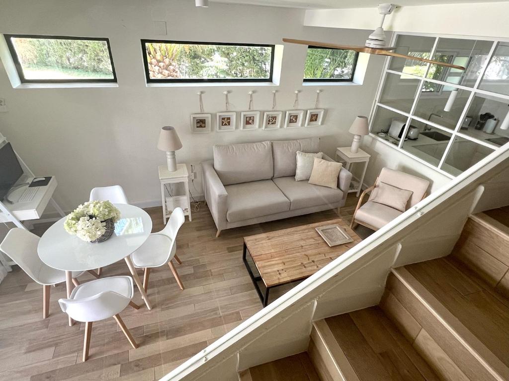 un salon avec un canapé et une table dans l'établissement La Buganvilla, à Chiclana de la Frontera