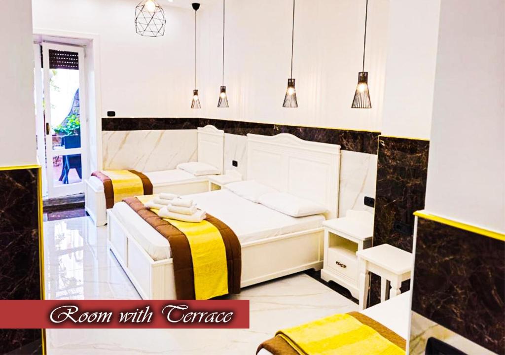 sypialnia z 2 łóżkami i lampkami w obiekcie Bed & Breakfast Medea w mieście Neapol