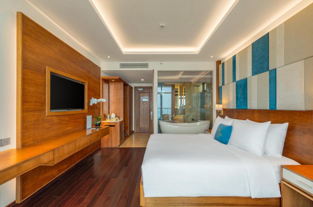 Ocean Front Deluxe King with Balcony