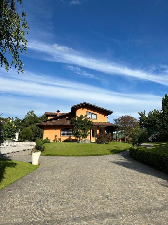dom z podjazdem przed nim w obiekcie I salici w mieście Candia Canavese