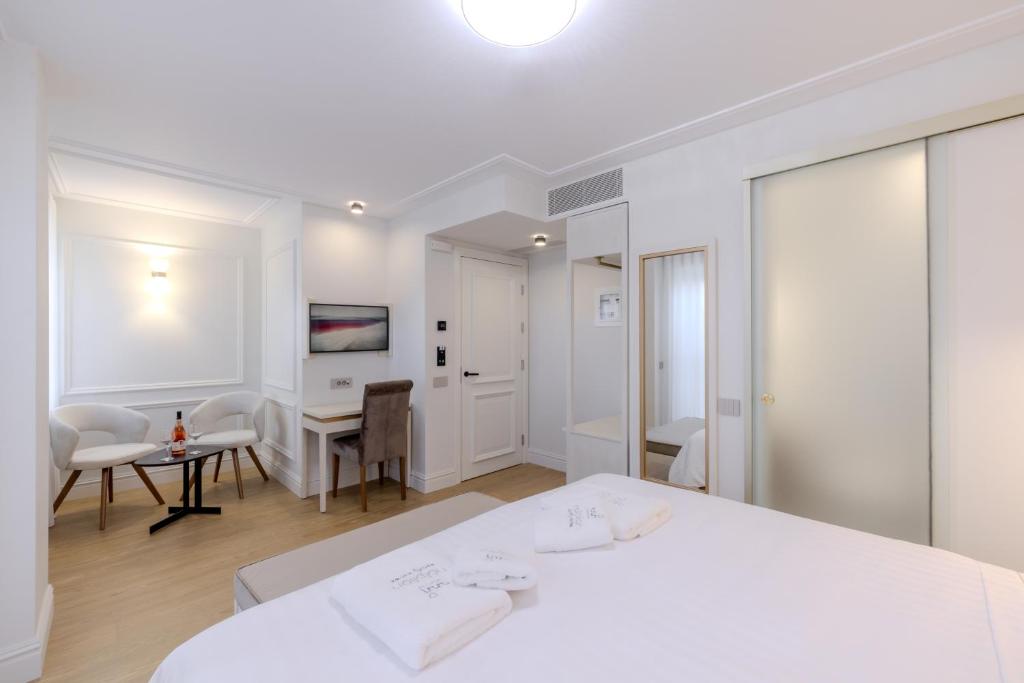 Postel nebo postele na pokoji v ubytování Nafplion Comfy Suites