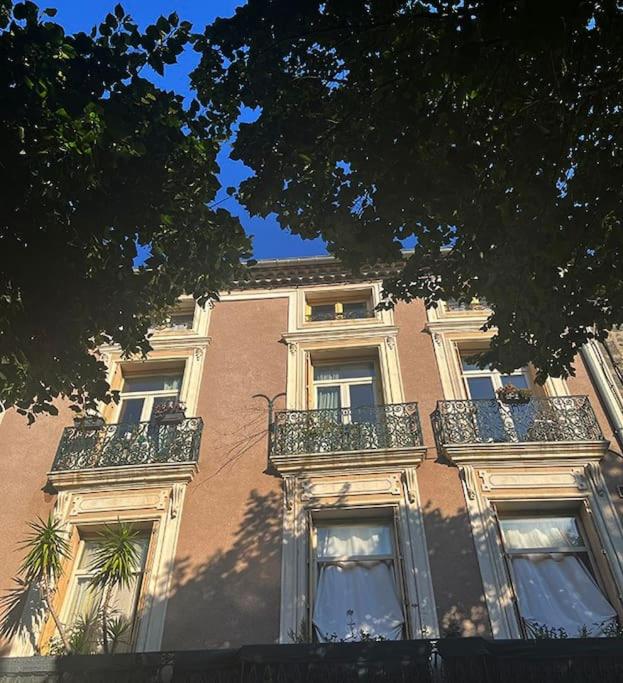 un bâtiment avec des balcons sur le côté dans l'établissement Location de Vacances à Agde, à Agde