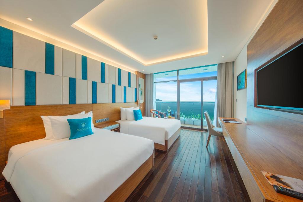 Postel nebo postele na pokoji v ubytování Mandila Beach Hotel Danang