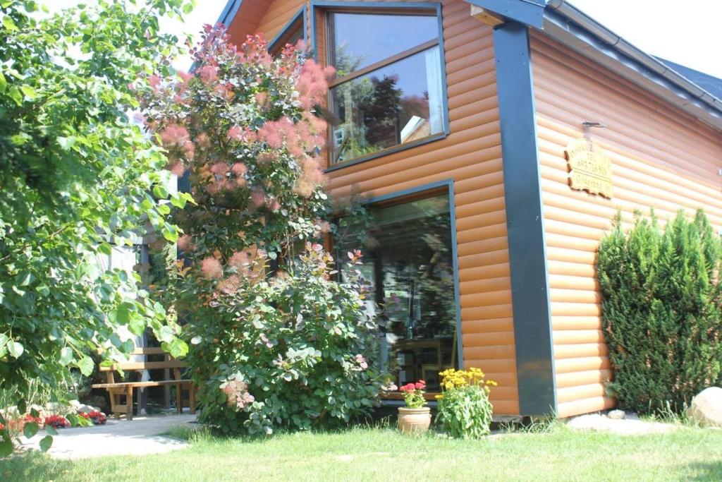 a house with flowers on the side of it at Całoroczny domek z patio in Władysławowo