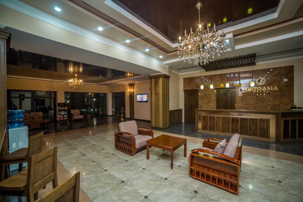 um lobby de um hotel com um lustre em Hotel Orto Asia em Osh
