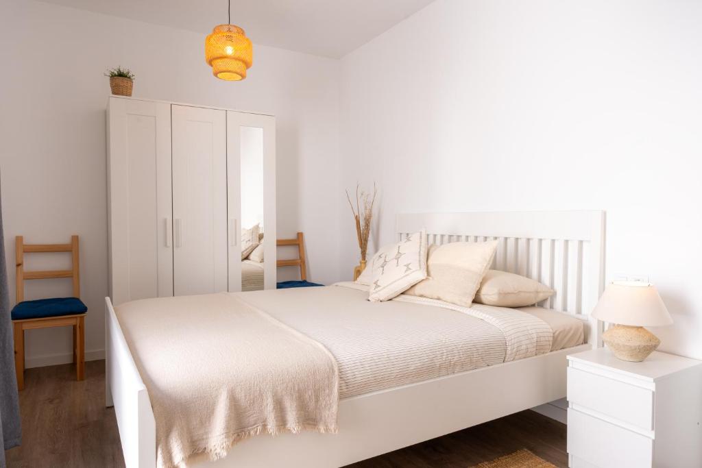 En eller flere senge i et værelse på El Palmeral - House with pool in Corralejo