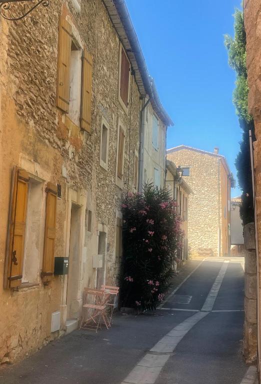une rue vide dans une ruelle avec un bâtiment dans l'établissement La Farigoulette - Vieux village, à Saint-Saturnin-lès-Apt
