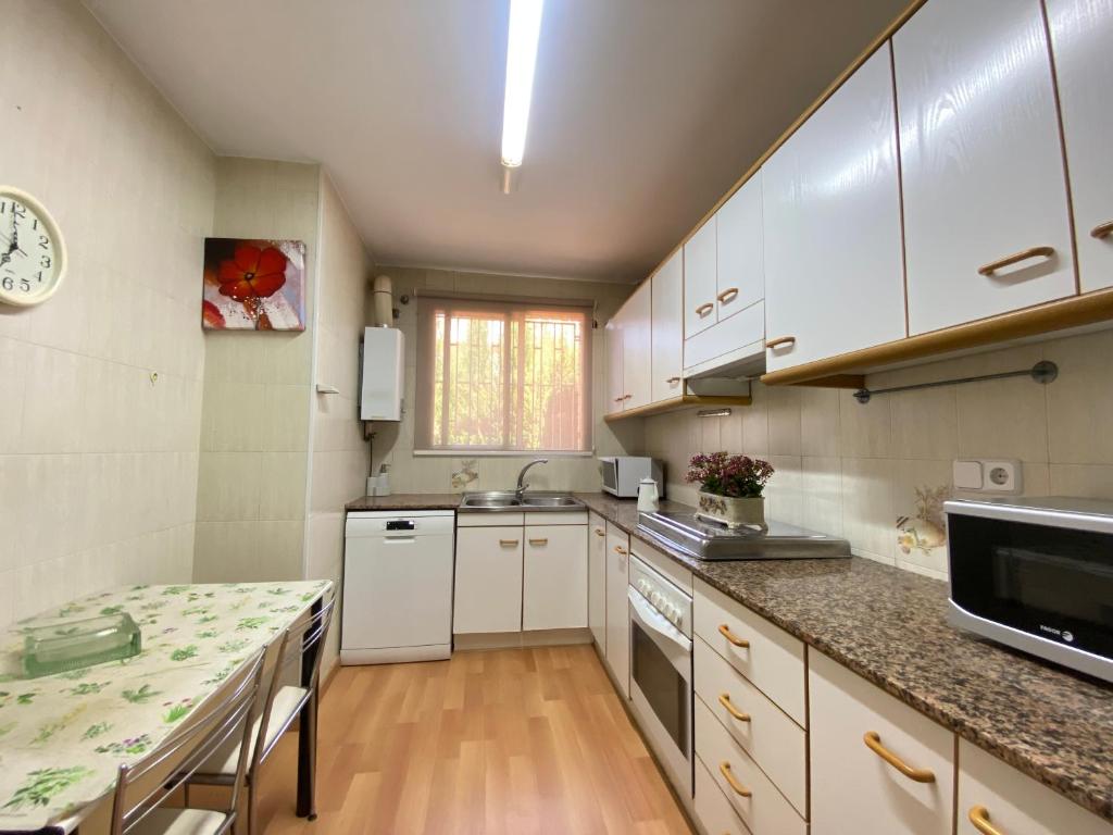 Kuchyňa alebo kuchynka v ubytovaní TarracoHomes, TH156 Casa Roser Familiar y con Piscina Compartida