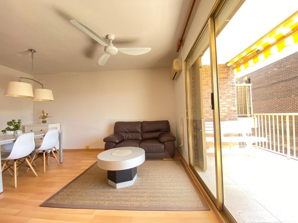 Posedenie v ubytovaní TarracoHomes, TH156 Casa Roser Familiar y con Piscina Compartida