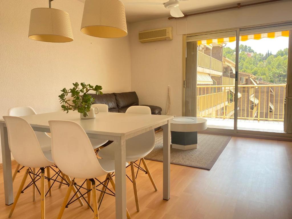 Posedenie v ubytovaní TarracoHomes, TH156 Casa Roser Familiar y con Piscina Compartida